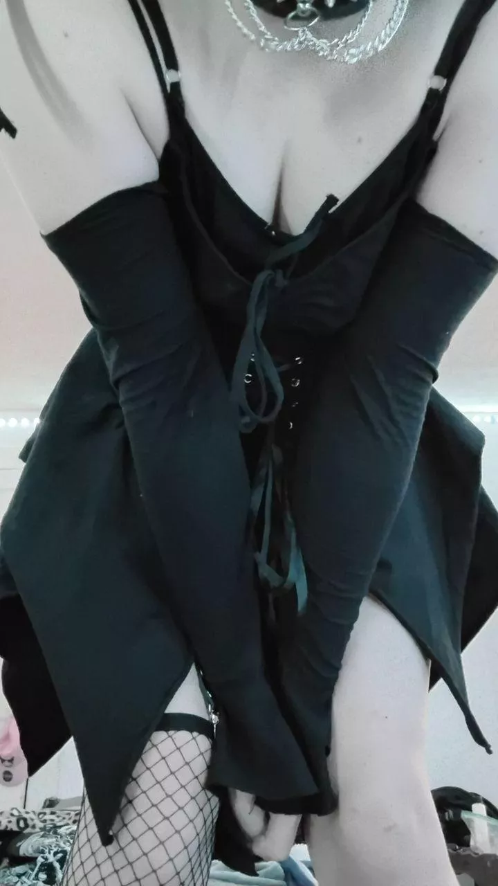 goth cleavage <3 posted by xxgreenteadollxx