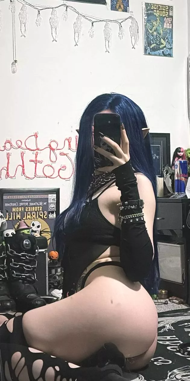 hometownhottie posted by LivingDeadGothh