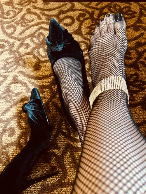 Black toes black heels black ________?  by flytoeat