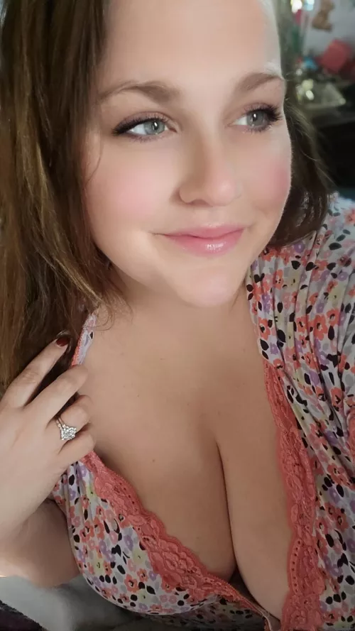 Come a little bit closer by SillyRabbitI2I