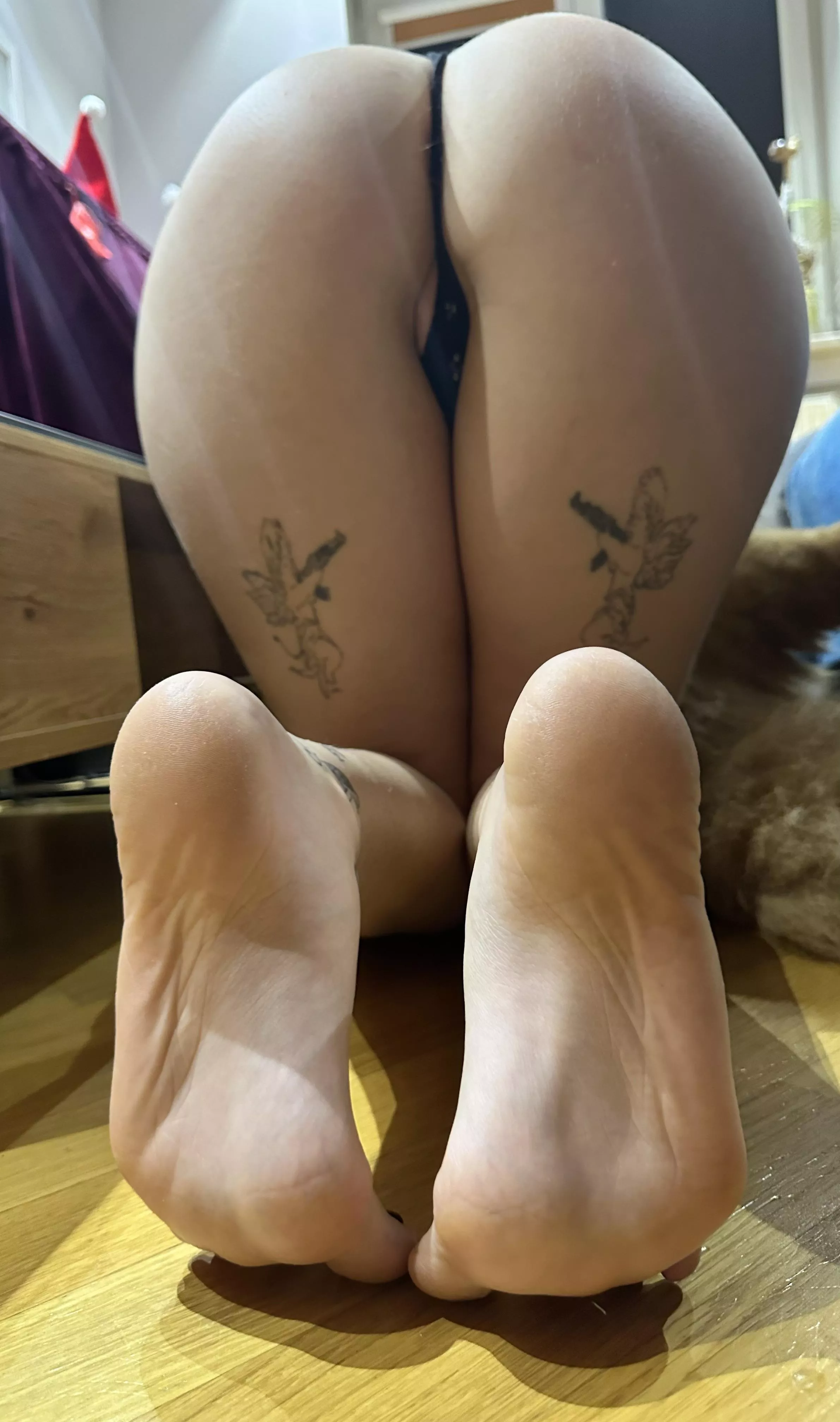 Butt or bare feet ? posted by lexierinova