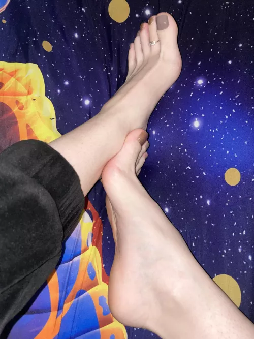 come worship my lil feet babes.😈 (25F) by Nearby_Dig_5118
