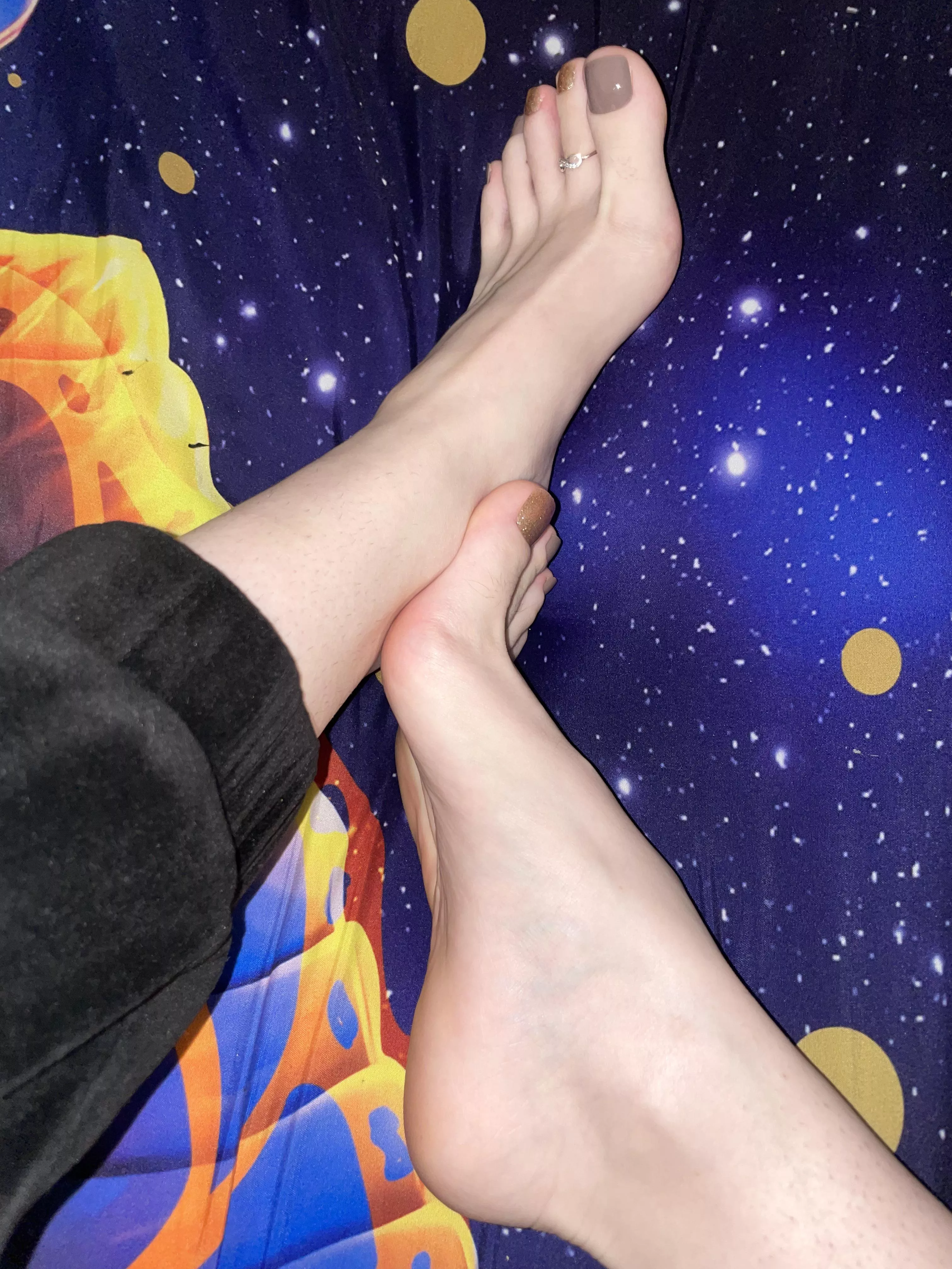 come worship my lil feet babes.😈 (25F) posted by Nearby_Dig_5118