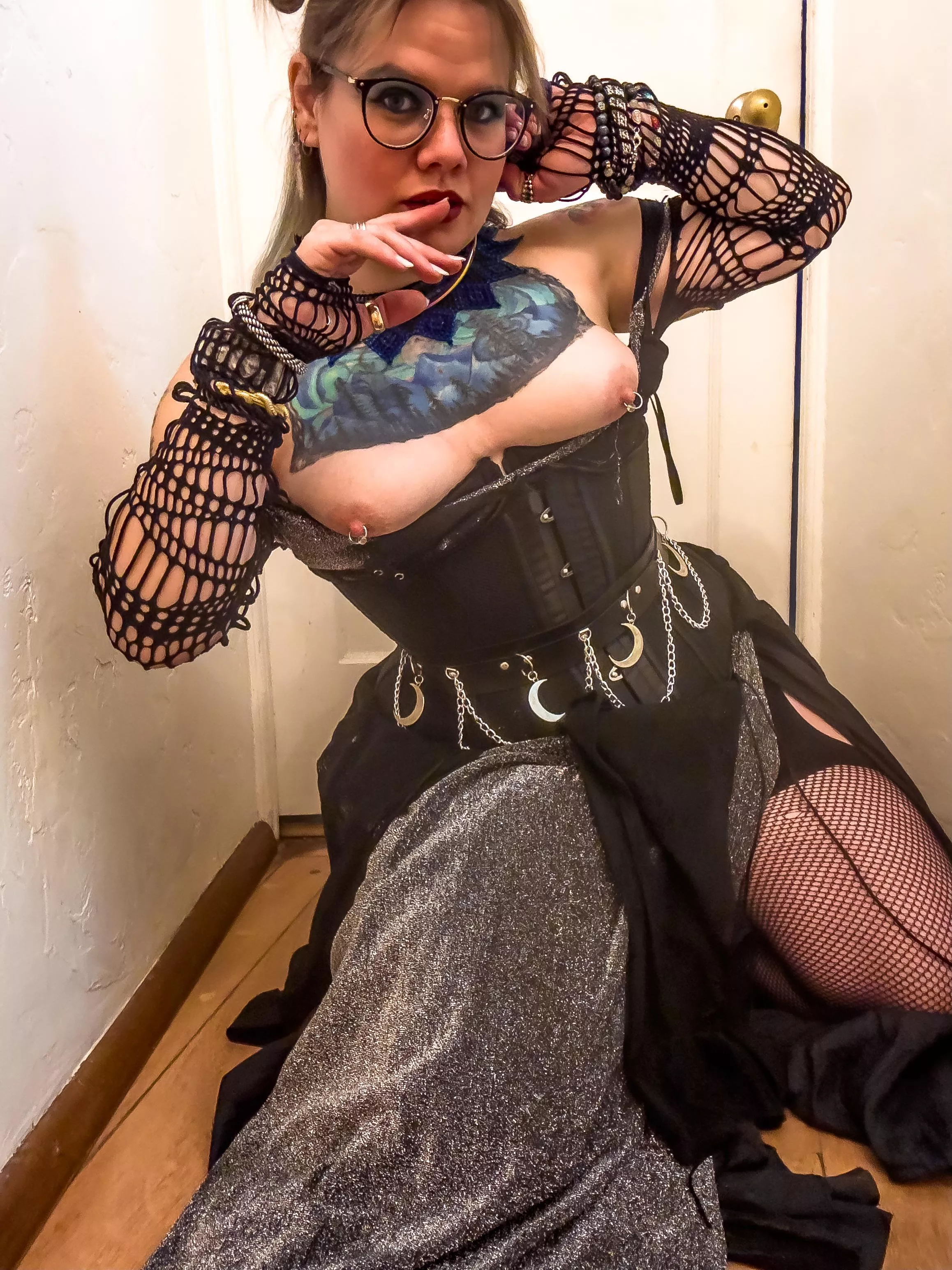 Corset worship… posted by SireninPaint