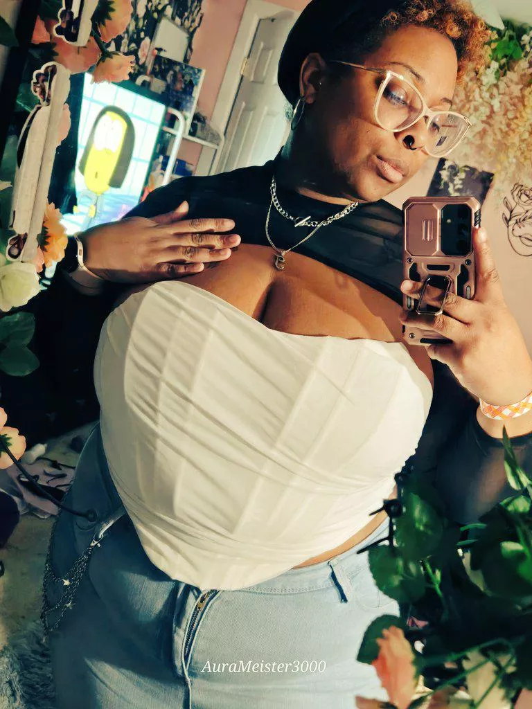 Effortless beauty  posted by SirenessAura