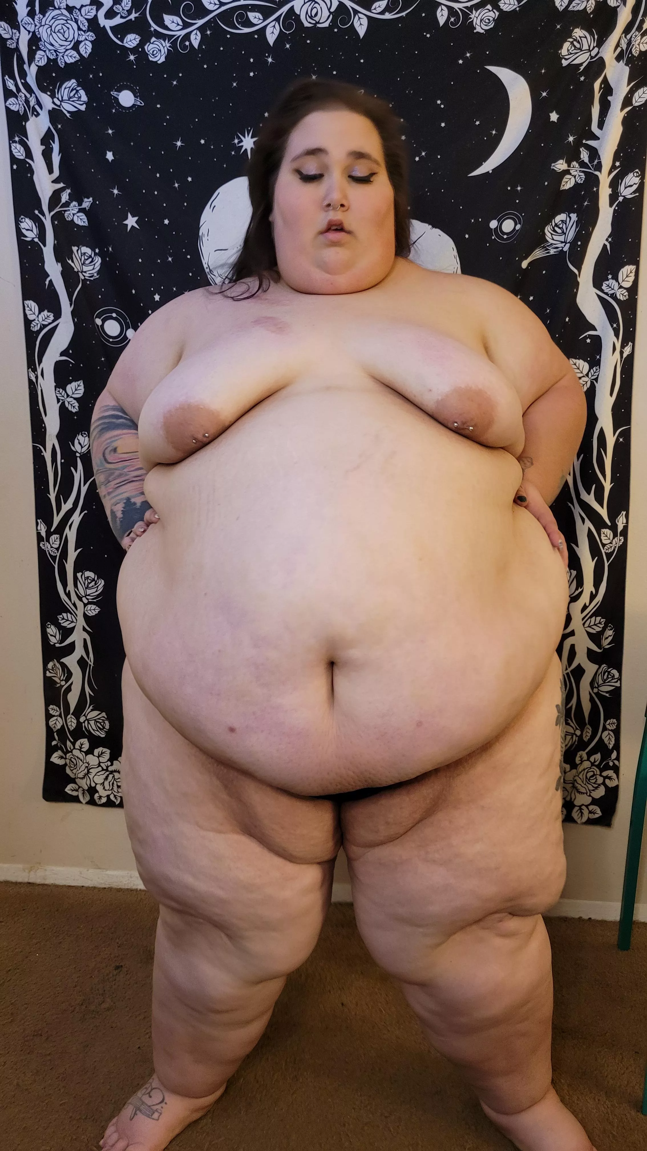 I've blown up to over 500 lbs and this belly just keeps growing.🐷 posted by Ssbbw-Twinkiebelle