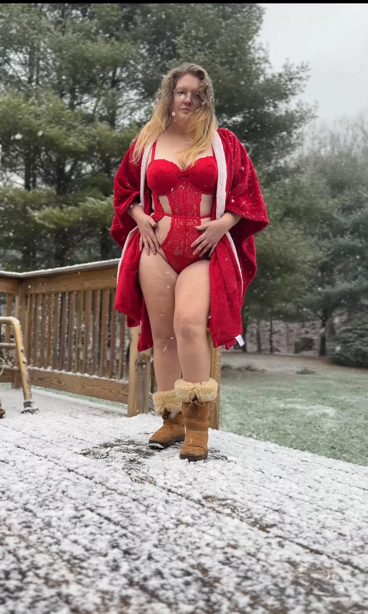 Mrs Claus wants to play in the snow  posted by noyadontxoxo