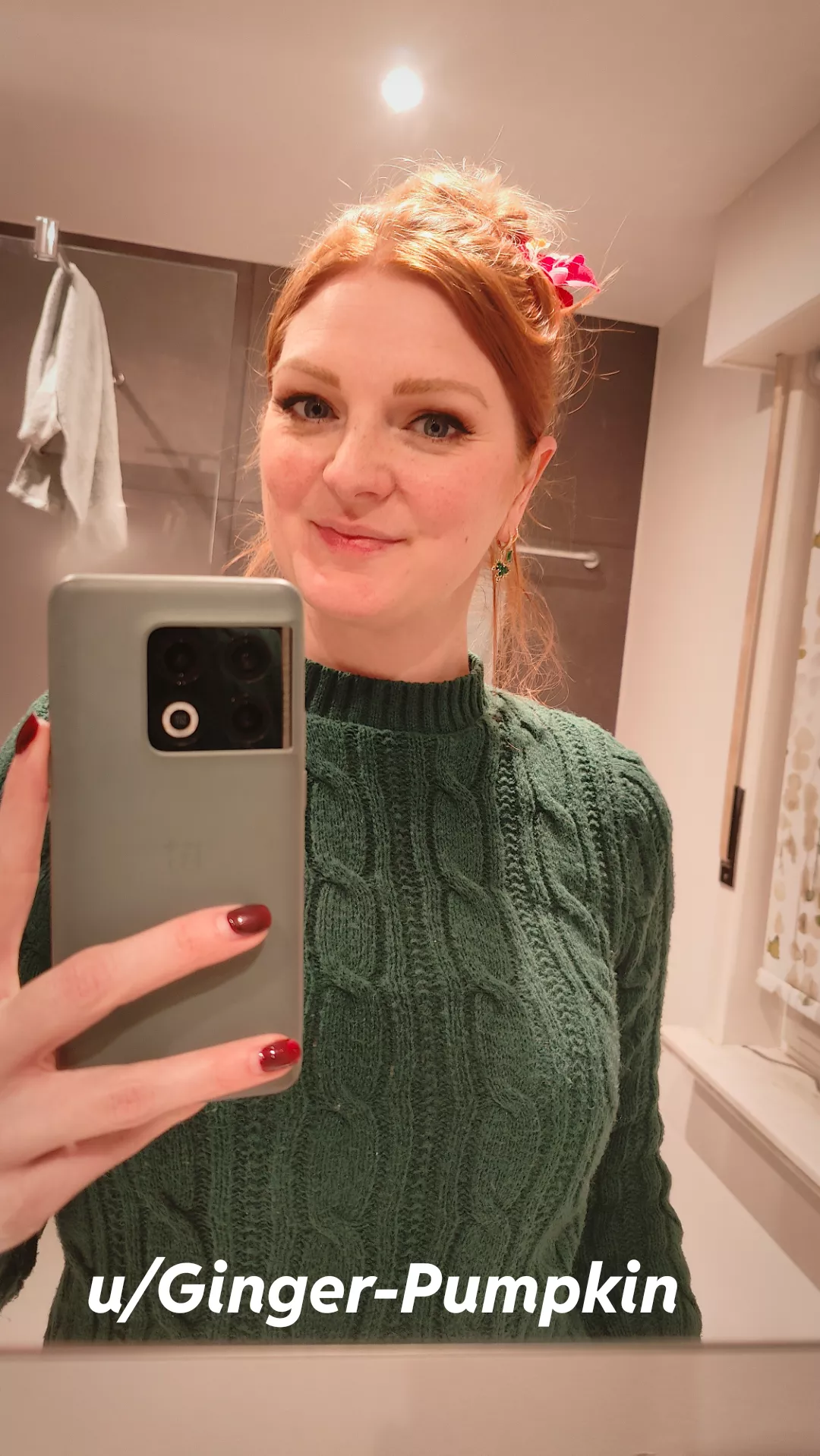 The color of my mobile fits my jumper💚 posted by Ginger-Pumpkin
