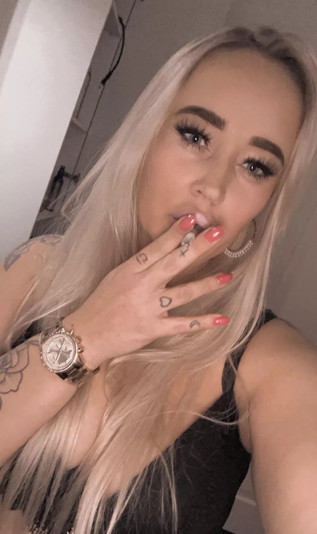 Wanna smoke together? 🤭 posted by xxkiki22