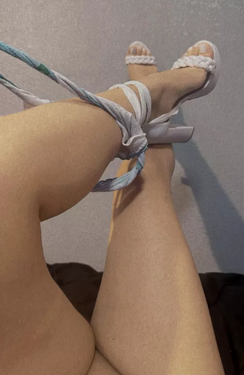 Pretty feet in heels, what do you think? by cherryygirlyy09