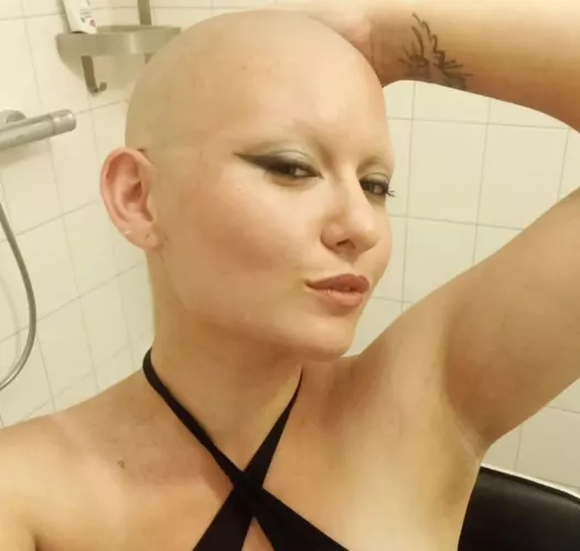 I dont need any hair to be smoking🔥 by Stock_Algae_3167