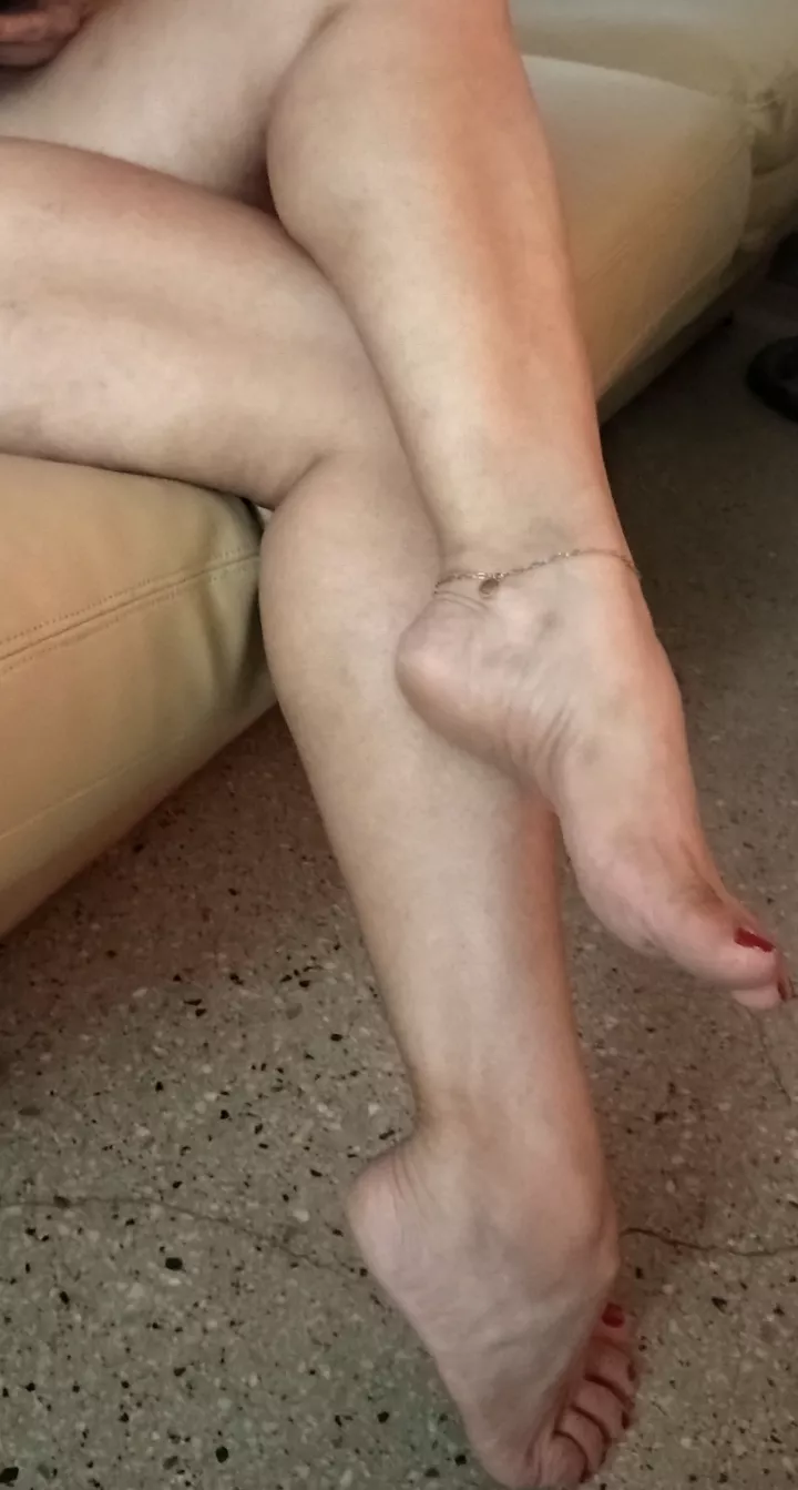 My feet Tired today posted by penthesiela_