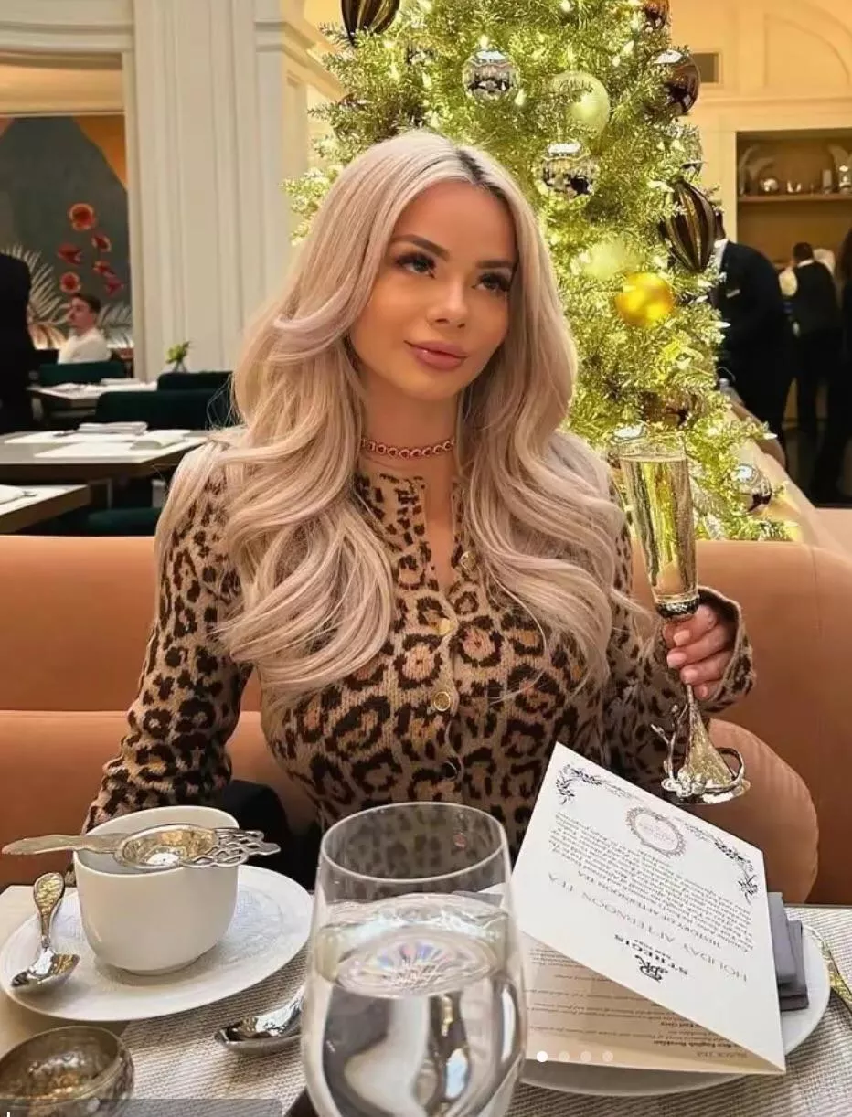 Champagne Elsa posted by TheScarlettCannon