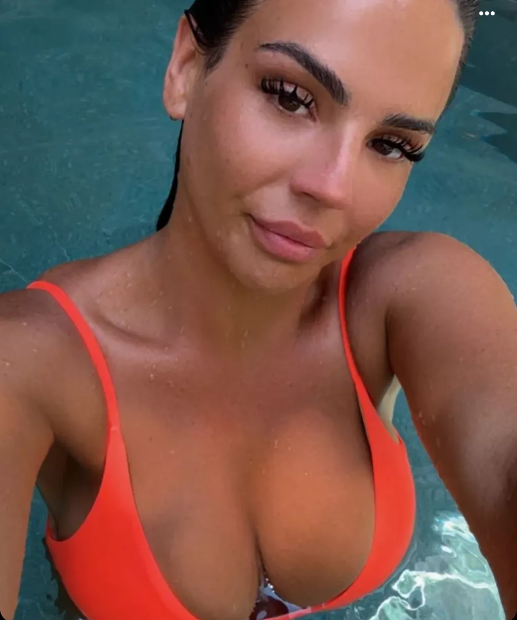 Full tits and fake lips posted by bobo2341