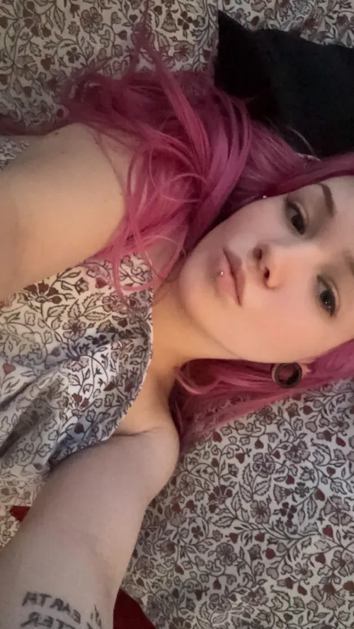 bed selfie :)) by laceratedlady