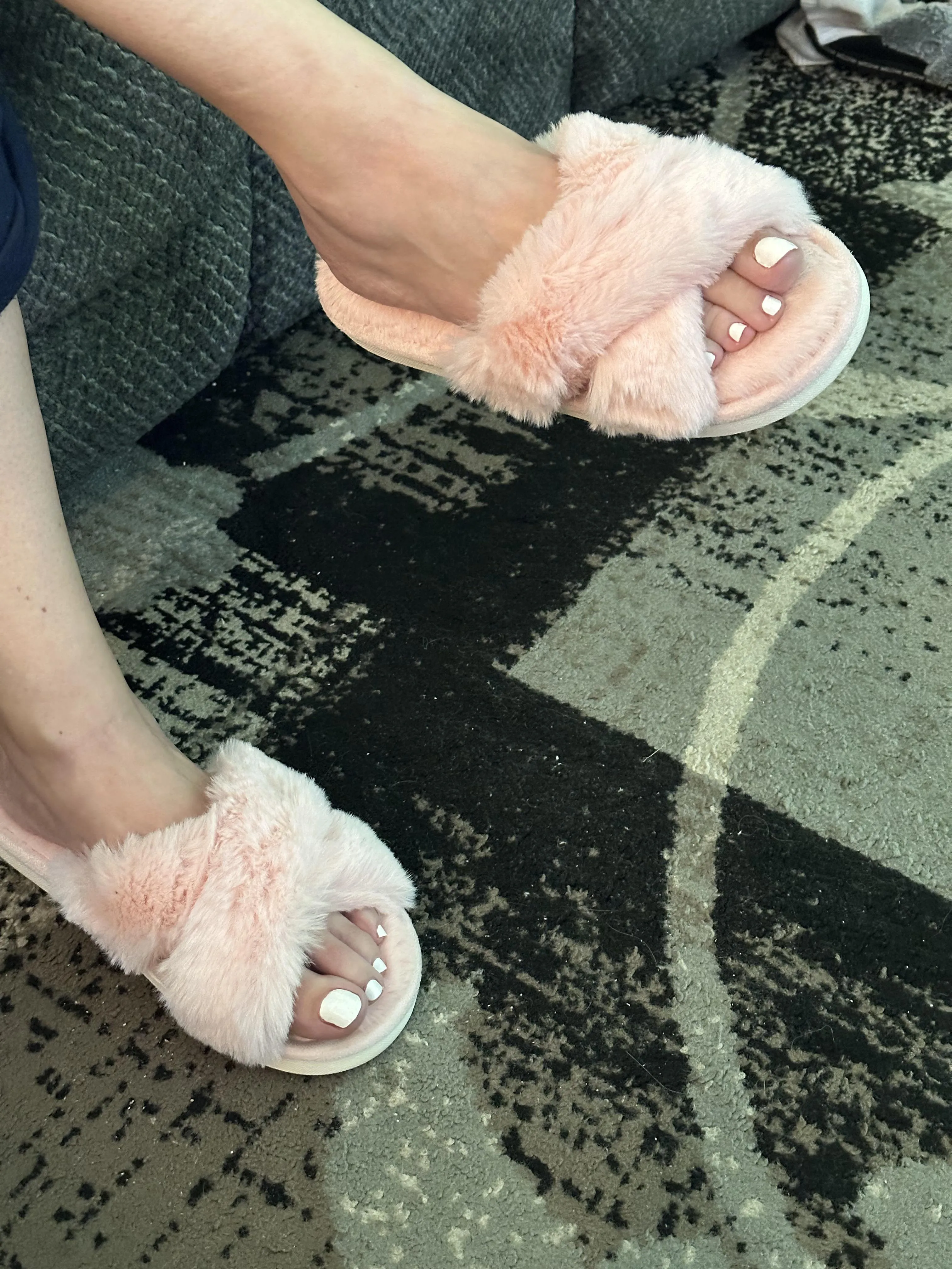 New fuzzy slippers posted by brasilia_nailart