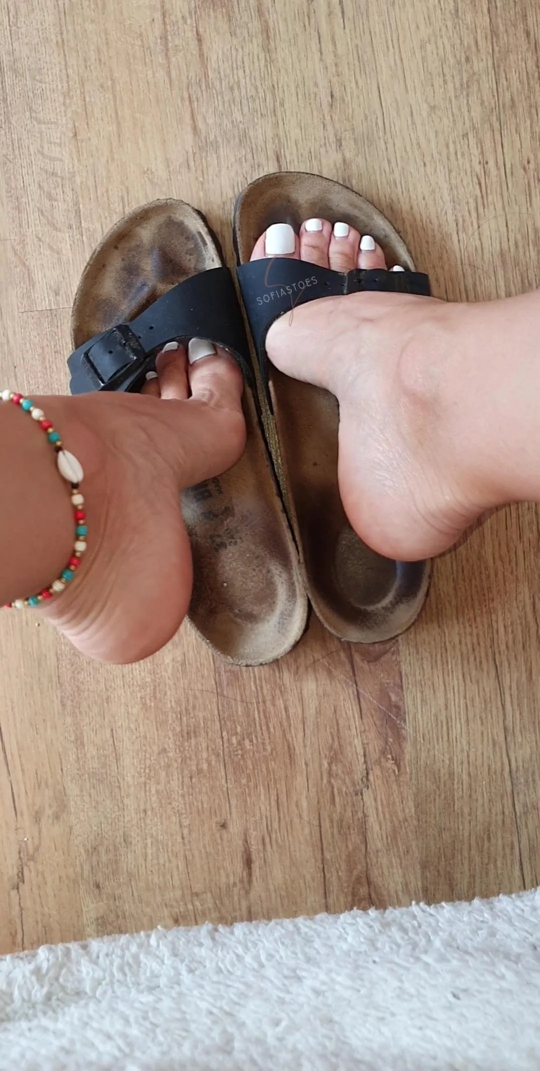 Sandals and anklets always gets your attention right? posted by sofiastoes