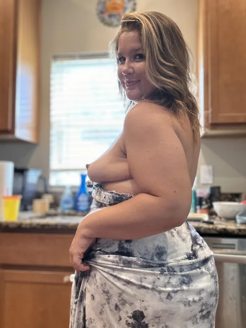 cleaning up before tonights gangbang parttayyy hehe i wish you could cumm..window open for the neighbors... by darlingjones666