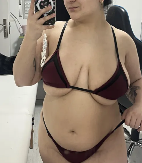 I need a man to worship this curvy body by GirlySeductiveMiku47