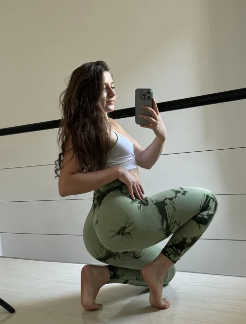 Don’t you just love how yoga pants emphasize the shape by Lovelivee