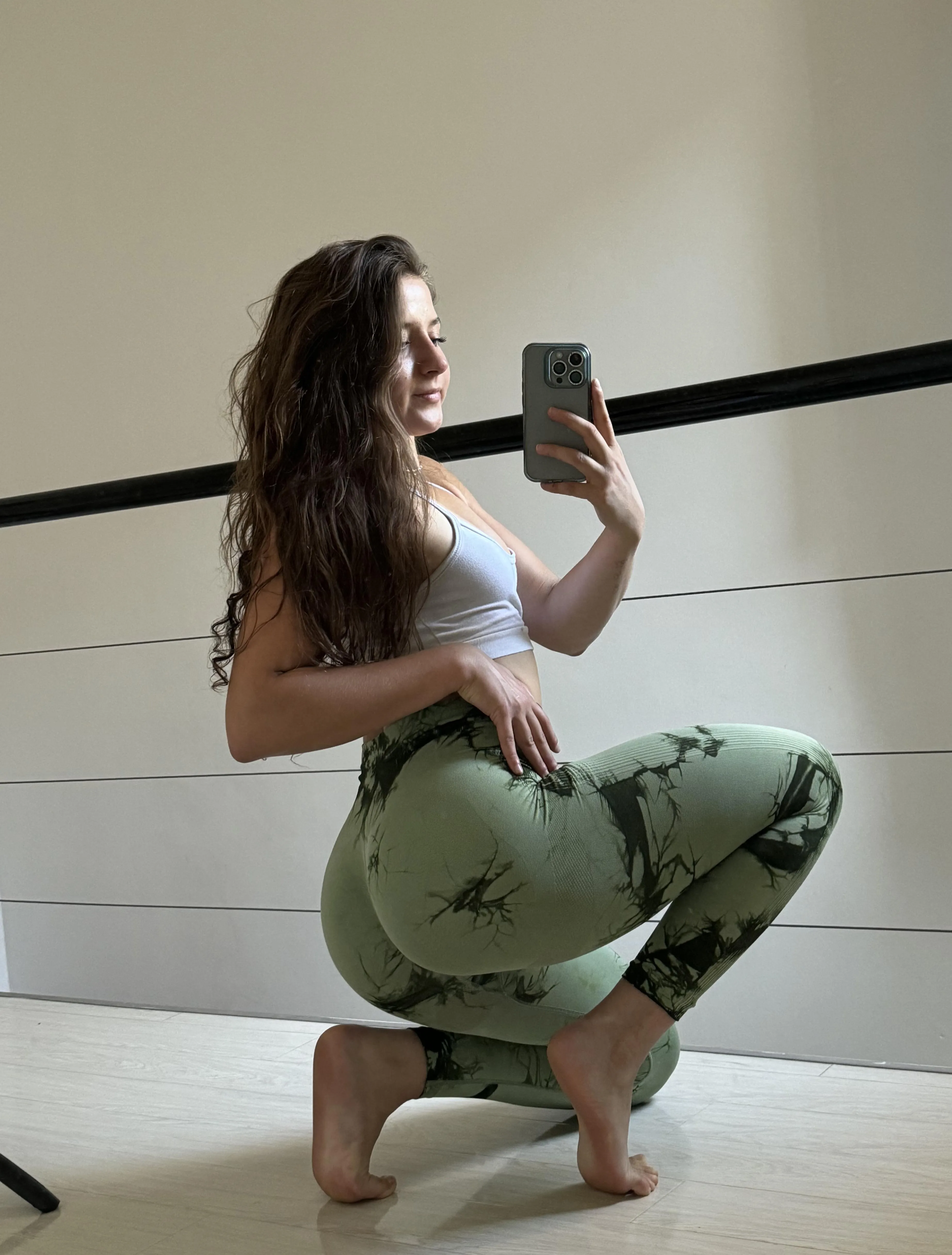 Don’t you just love how yoga pants emphasize the shape posted by Lovelivee