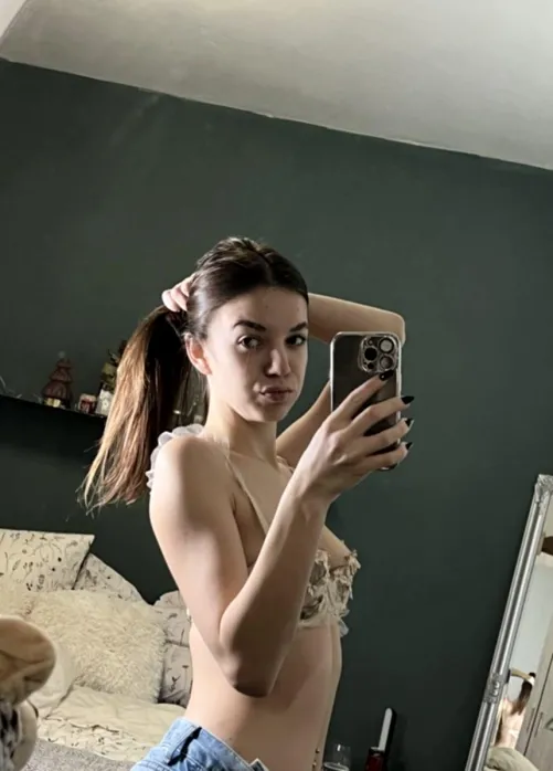 hold my hair like this while your pounding me ;) F20 by LushVibesOnlyss