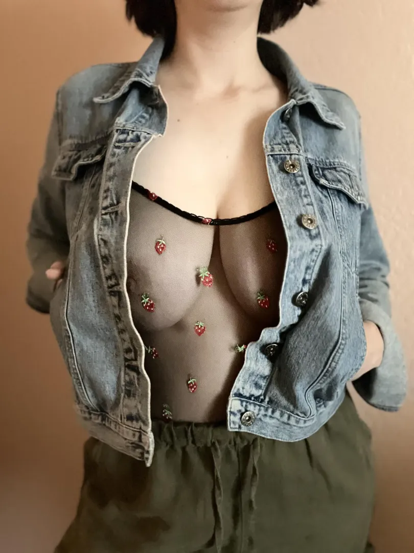 It's almost too nice outside to wear a jacket... by weedysolo