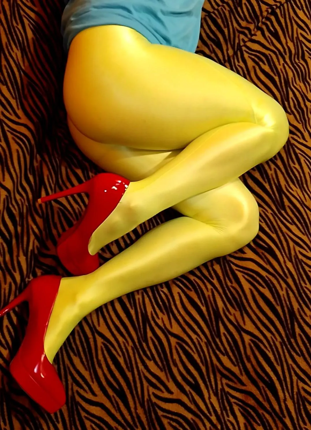 Shiny yellow tights posted by SympathyBig4207