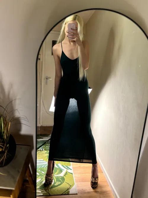 Enjoy my little peek by LanaPeaches__