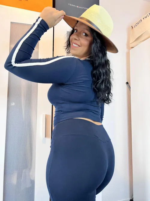 Pure chocolate with a housewife heat that melts every fantasy. by Galadriel69_