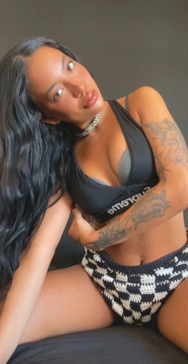 20 [F4M] I need your touch Daddy, come make me feel it. posted by SmilePrecious