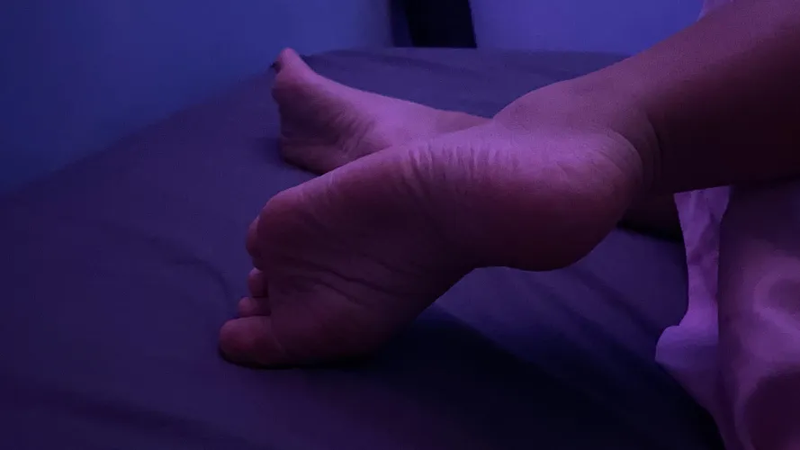 Chilling at bed and def you’d love to massage my pink soles :) by baddiengel