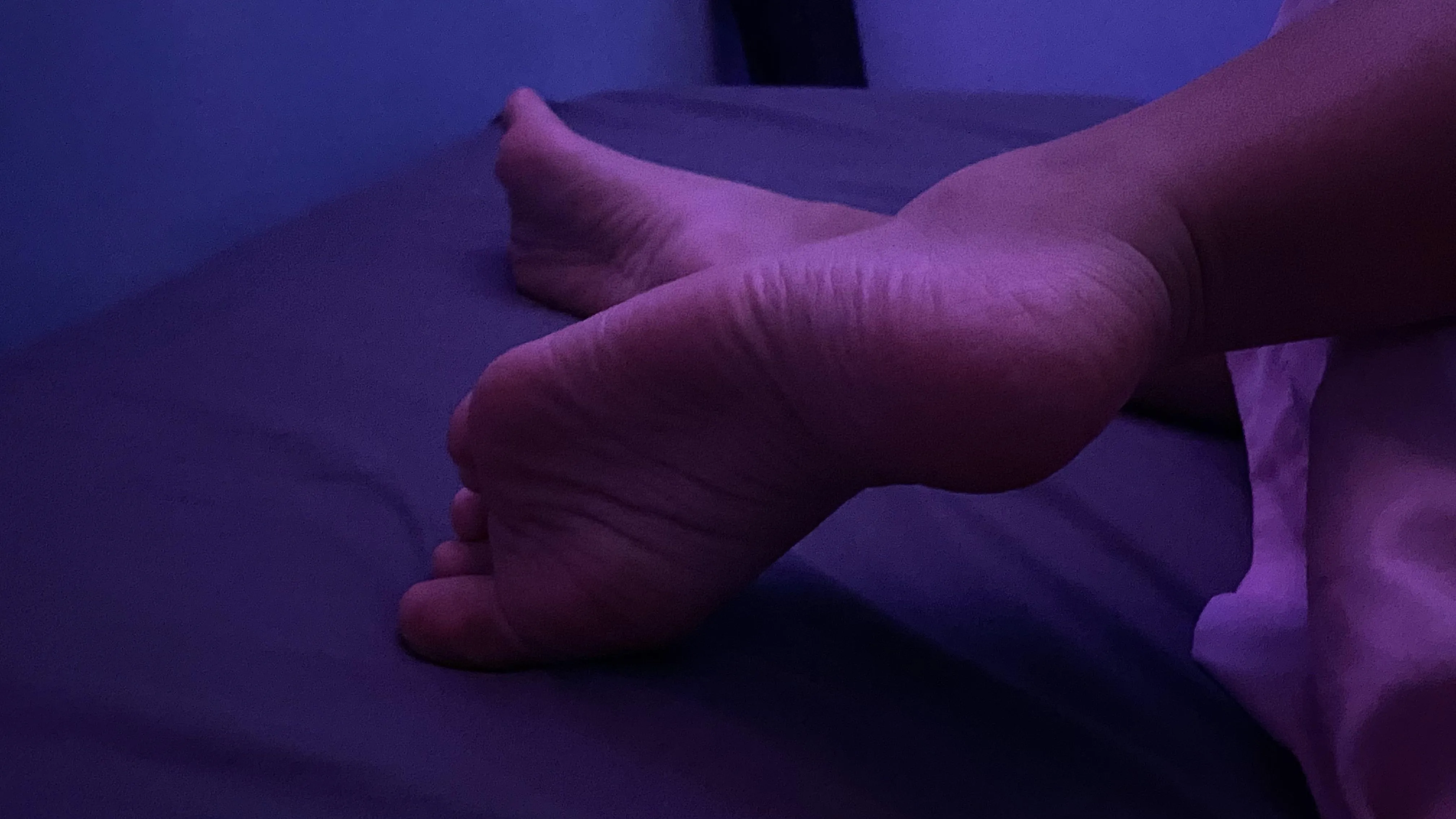 Chilling at bed and def you’d love to massage my pink soles :) posted by baddiengel
