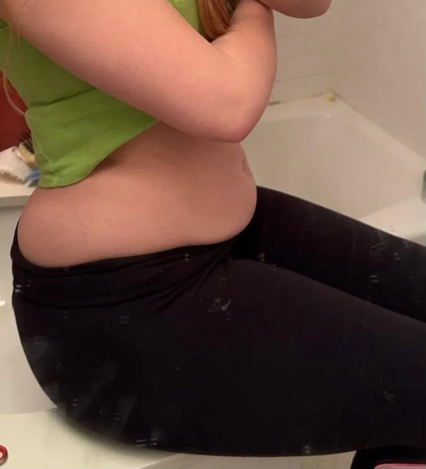 Thick belly, meaty thighs, and really hungry🫣 posted by msgrowingbelly