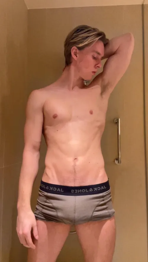 Can you help me out? by norwaytwunk