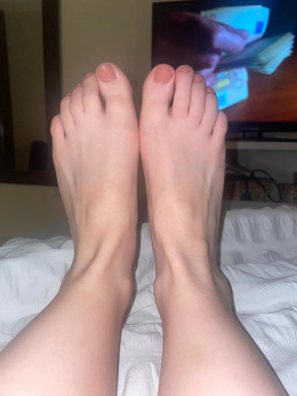 My UK size 2.5 feet and pretty pink toes posted by Lily_Teas3
