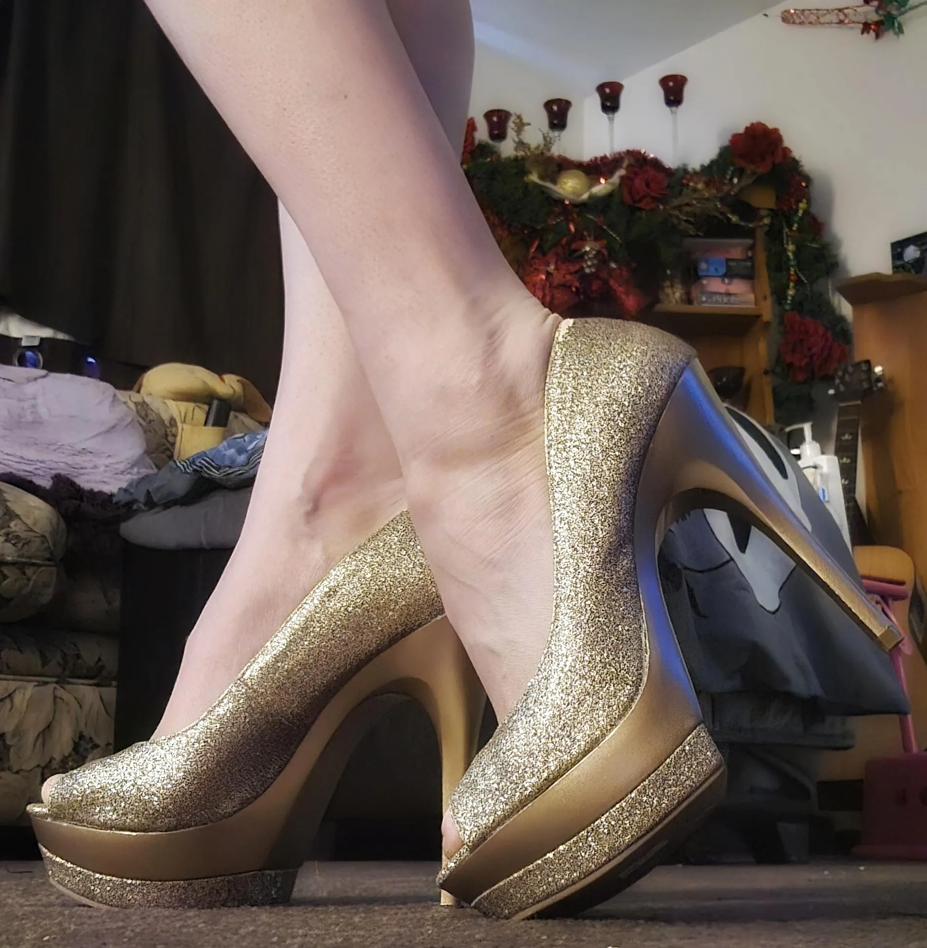 The holiday magic isn’t over yet… ✨ My exclusive Xmas photo album is still available to order! Cozy, playful, and just the right amount of naughty. ❄️🎁 DM or comment for details and make your winter a little hotter. 😉 posted by cheekyxlass