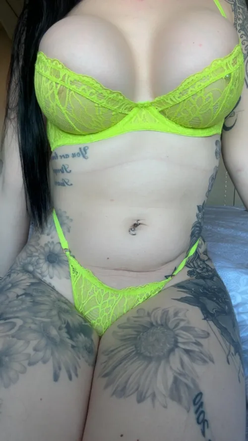 Feeling ready for summer in this bright lingerie by Hjinkedxx