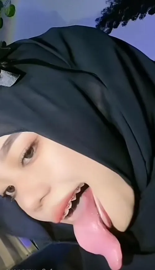 Her tongue omg!! by HornetOutrageous