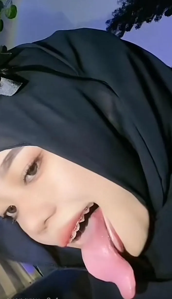 Her tongue omg!! posted by HornetOutrageous