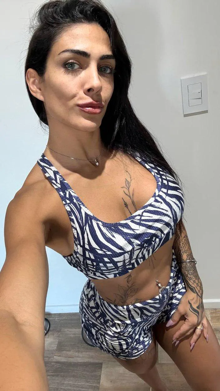 Kisses or squats? Either way, I’ll make you weak. 😏 posted by Silver-Parsley9770