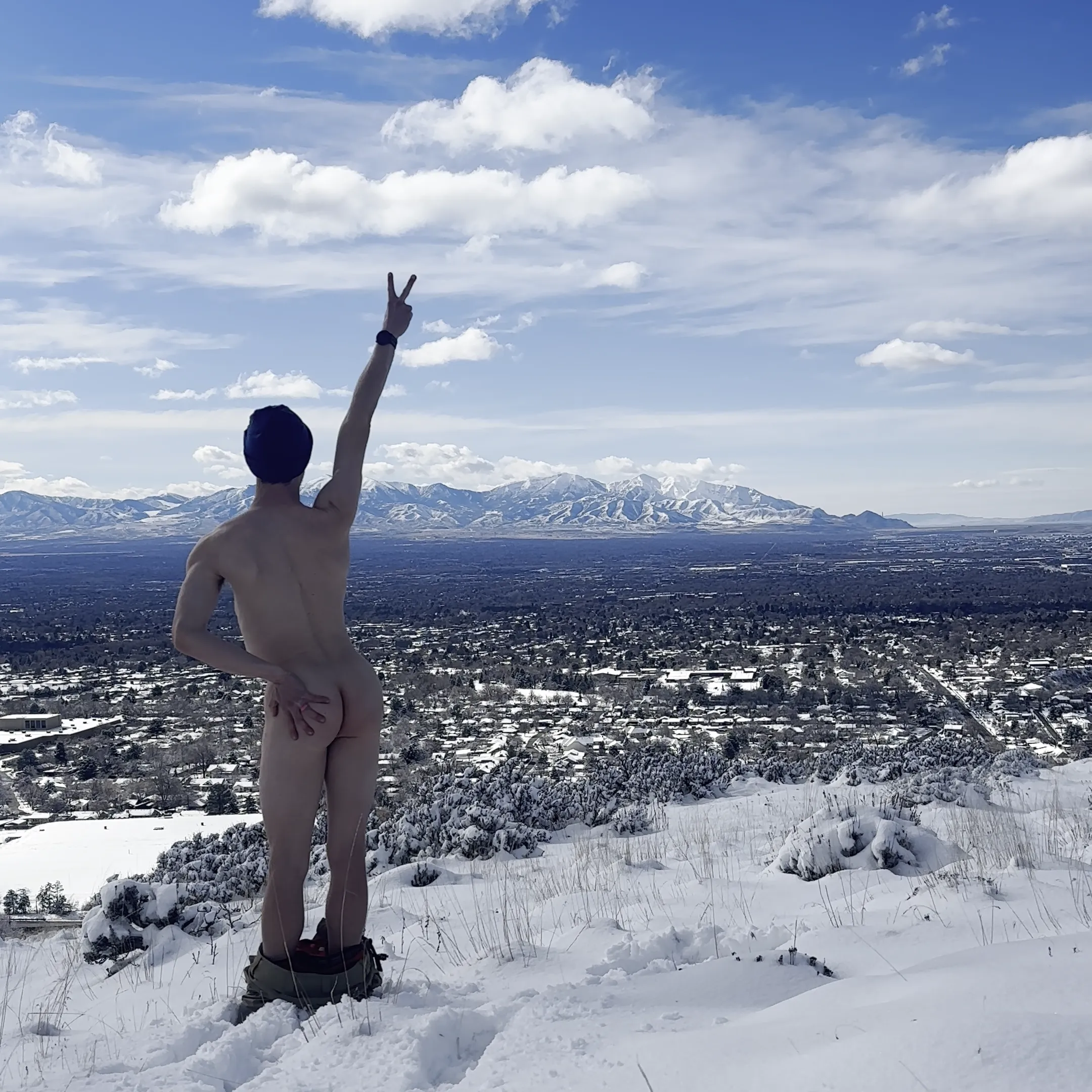 Peace 🍑 ✌🏻 posted by andyonthetrail