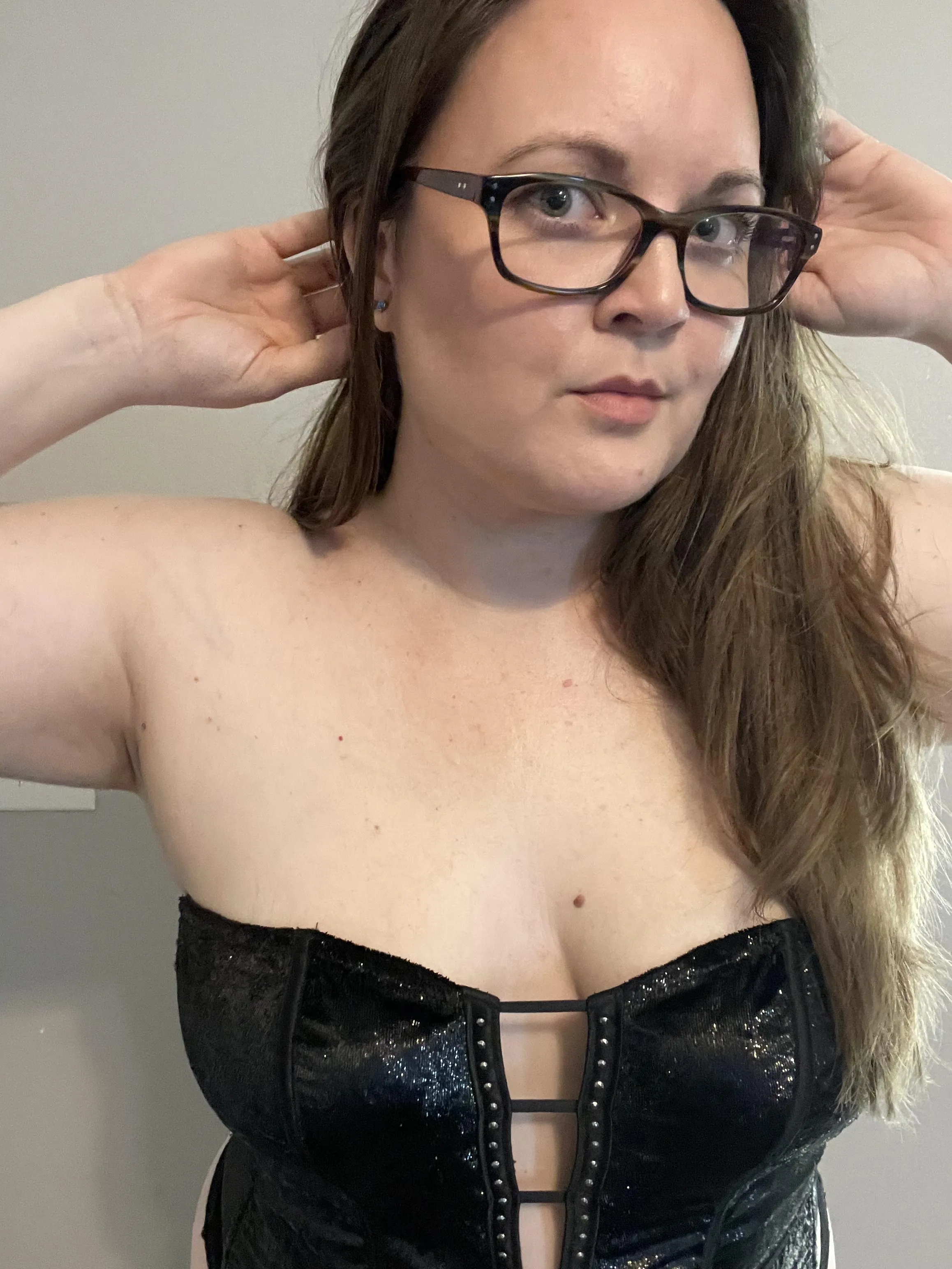 [selling] I offer customs, premade, sext, GFE, femdom, and used panties and socks. posted by MissL25