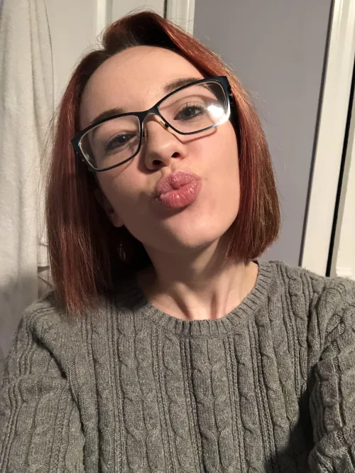 Nerdy girls have the sweetest kisses by thebreefontaine