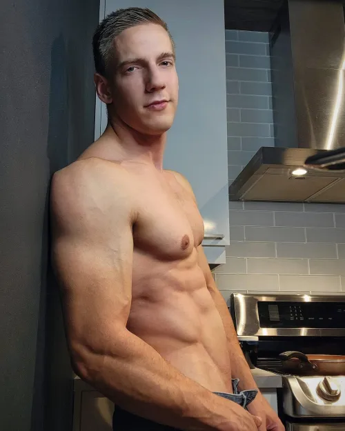 Would you worship Daddy's muscles 💪🏼😏..? by John_fitness91