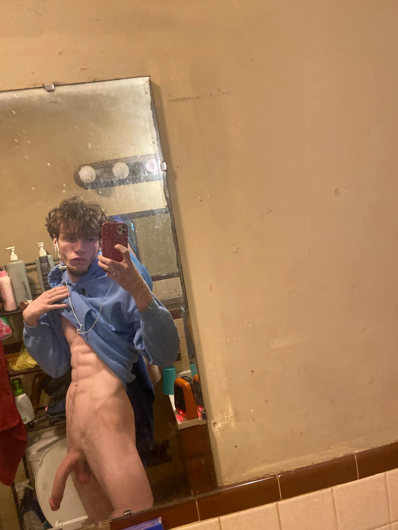 6ft5 hung🐎 posted by devinlowerydel