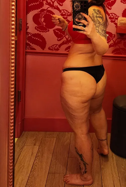 Standing Hip Cleavage by jodie_foster_tug