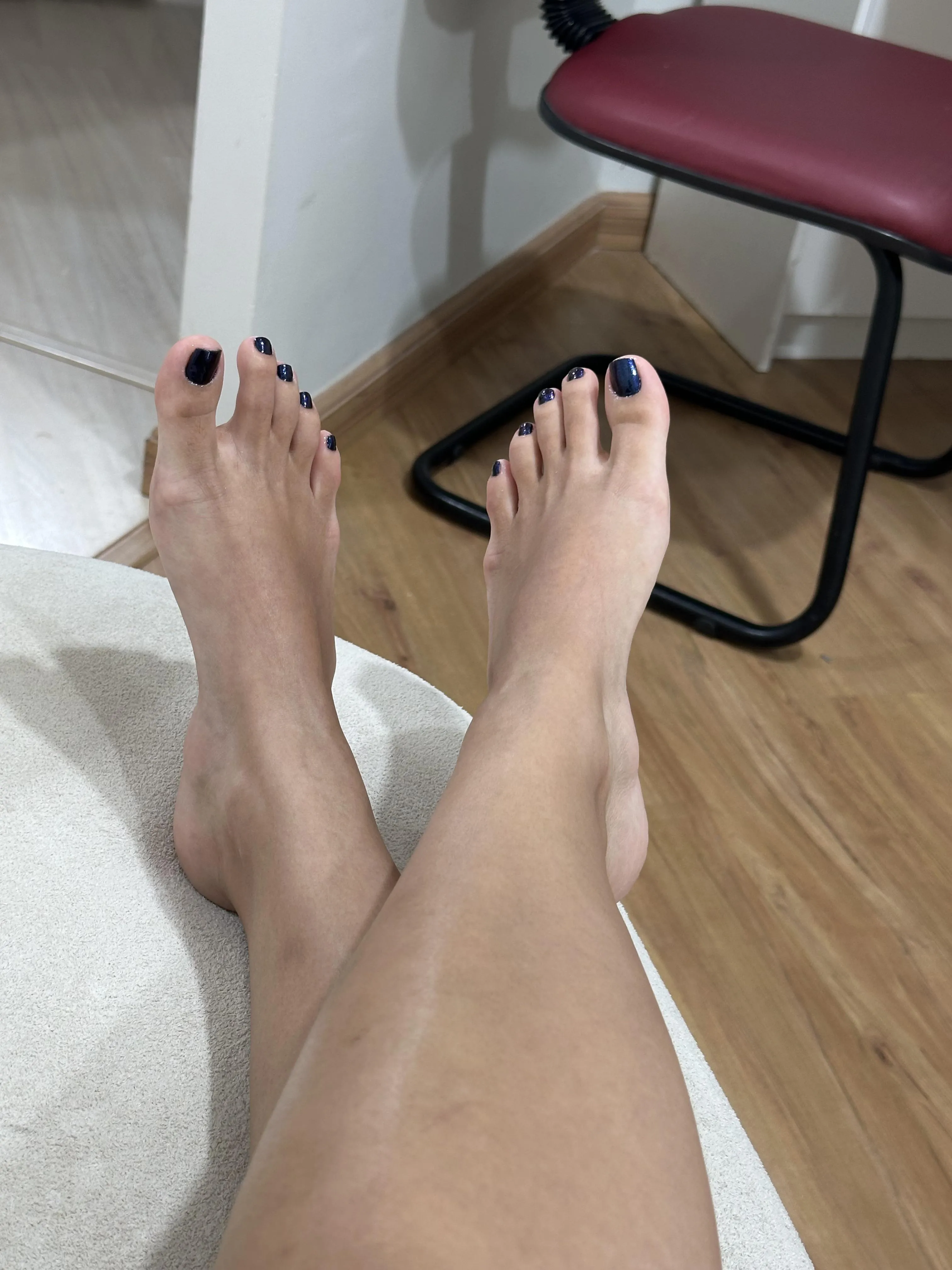 I don't know why, but I like and dislike my feet at the same time... posted by Helena_Butera