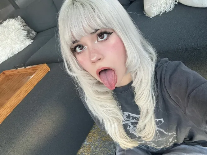 seeing the back of my own throat turns me on by Jessie_Ra3