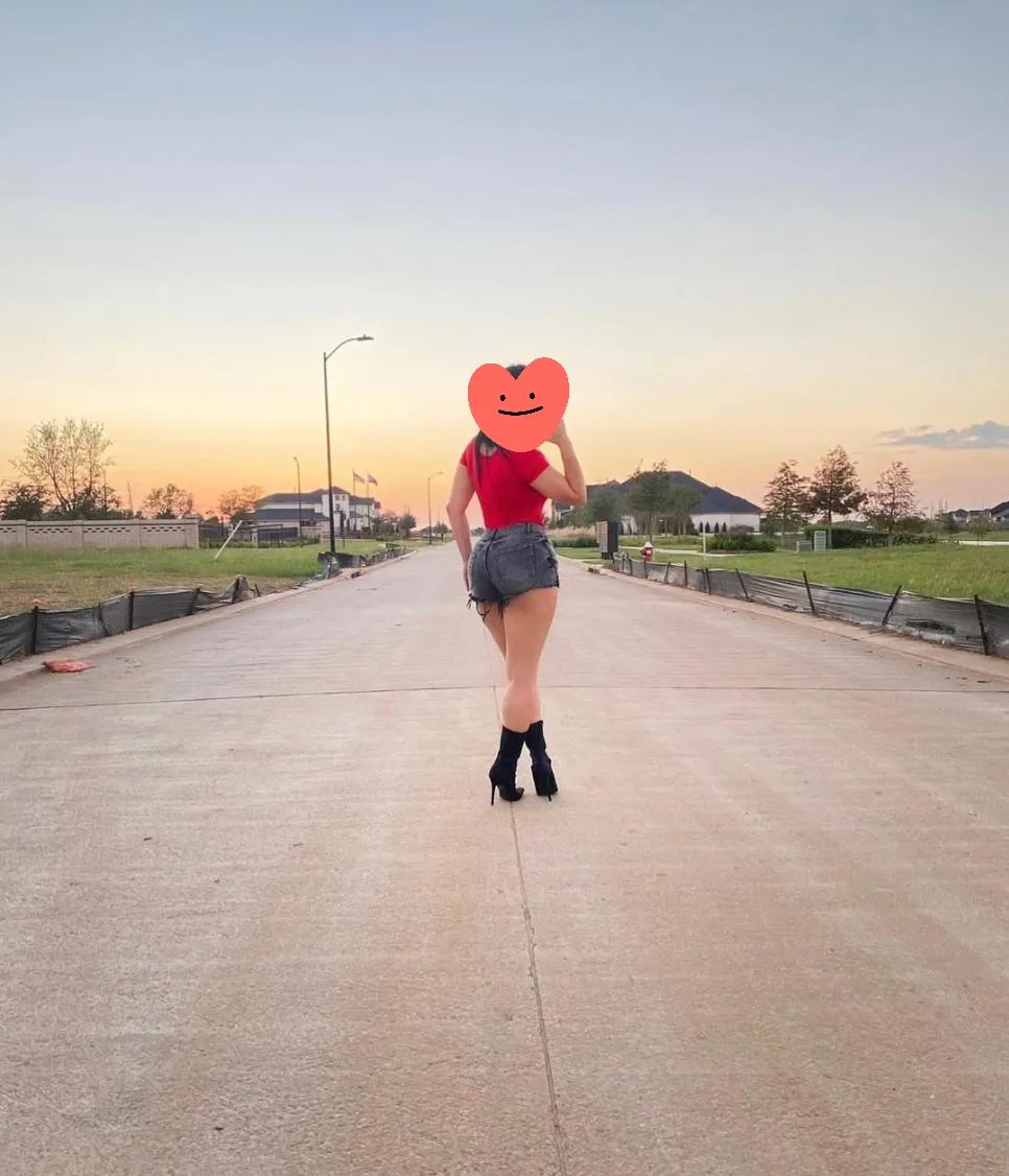 Sexy legs in short shorts posted by latinaholidays78